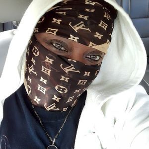 Meet your Posher, Zonia